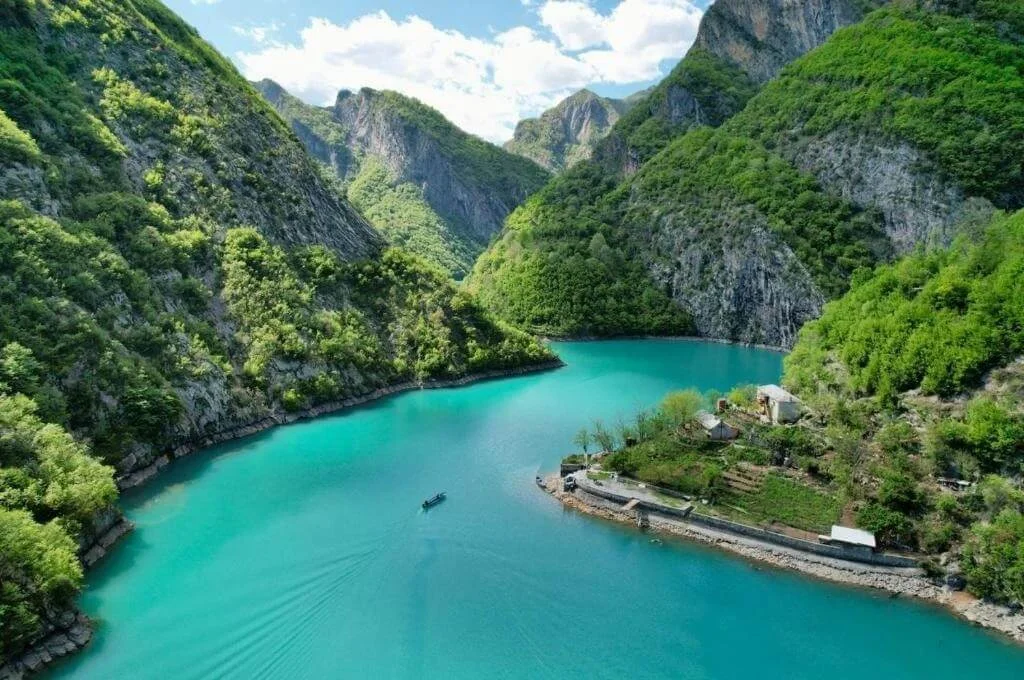 09:15 - Arrival at Komani Lake